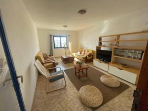 科斯塔特吉塞Casa Bora Bora的带沙发和电视的客厅