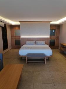 Ar RumaylahLaguava Resort的一间卧室,卧室内配有一张大床