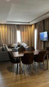 阿加迪尔Dominium Residence的客厅配有沙发和桌子