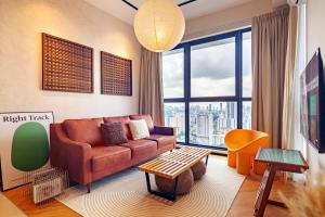 日落洞Urban Suites, Classic Collection by Stellar ALV的带沙发和大窗户的客厅