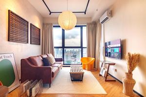 日落洞Urban Suites, Classic Collection by Stellar ALV的带沙发和大窗户的客厅