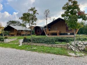 法加尼亚Borgo Terra village的一座树木繁茂的大型木屋和一座建筑