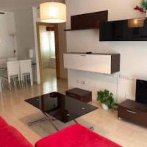 马拉加Apartments Holidays2Malaga City Center的客厅配有红色的沙发和桌子