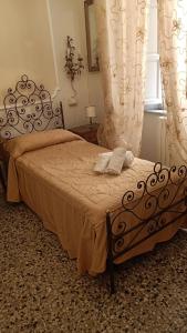 比萨Relais Corso Storico的卧室内的一张带两个枕头的床