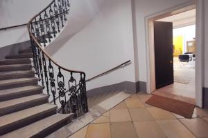 维也纳Vienna Palm Apartments的一座带黑色门的房子里的楼梯