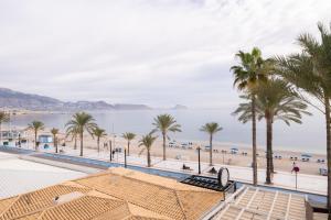 阿尔比尔Sea View Apartment Albir Playa Mar的从度假村的阳台上可欣赏到海滩和海洋的景色