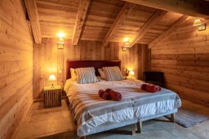 里苏尔Chalet Kala的小木屋内一间卧室,配有一张大床