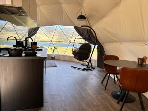 克伦威尔Glamping Dome - Pinot的美景帐篷,配有桌椅