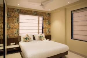 博帕尔Hotel Sangat Regency的卧室配有白色的床和窗户