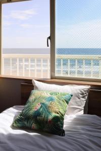 KannouraHotel NALU　ホテルナル的窗户前带枕头的床