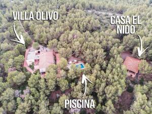 Vilanova de EscornalbouAldeaMia, Forest, mountain view, beach at 8 min的森林中房屋的空中景观