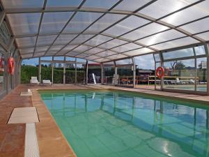 圣维森特-德拉巴尔克拉Bungalows Playa de Oyambre的一个带可伸缩屋顶的游泳池