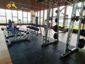 马六甲Mutiara Bali Residence Suites By Nestcove的大楼内带跑步机和机器的健身房