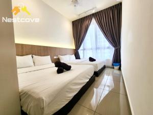 马六甲Mutiara Bali Residence Suites By Nestcove的酒店客房设有两张床和窗户。