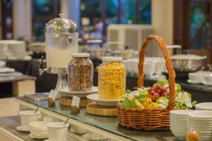 北碧Felix River Kwai Resort - SHA Plus,Certified的自助餐,包括一罐食物和一篮子食物