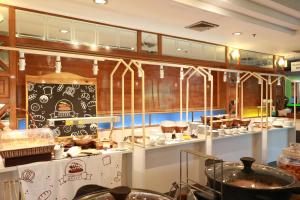 北碧Felix River Kwai Resort - SHA Plus,Certified的厨房里放满了陈列的很多食物