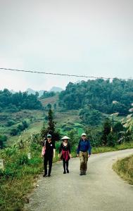 北河县Bac Ha Lodge Retreat的三人行走在路上