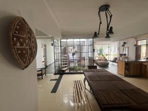 阿鲁沙Homestay in Arusha Wanderful Escape的客厅设有桌子和大窗户