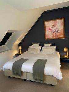萨尔特-雷斯温泉Studio & Appartement au Lac的卧室配有一张带白色床单和枕头的大床。