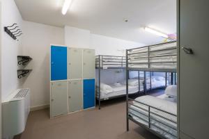 毕尔巴鄂Ganbara Hostel - Self Check In的客房设有三张双层床和一张书桌。