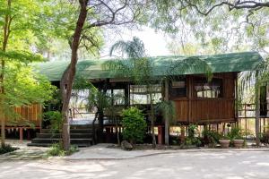 Shimweghe姆库库休养营地旅馆的一座绿树成荫的建筑