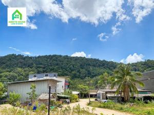 Ban Mo NaeTiny house on Koh Lanta only 2 minutes walk to the beach的山脚下的小村庄