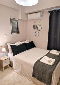 拉里萨LD Studio Larissa的卧室设有一张白色大床和一扇窗户。