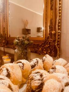 美因河畔霍海姆Kleine Residenz am Schloss的镜子前桌子上堆着的甜甜圈