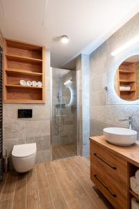 切尔尼杜尔Resort Aurum Residence A的一间带水槽、卫生间和淋浴的浴室