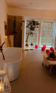 AmayCoco Suite的一间带浴缸的浴室,位于带窗户的客房内