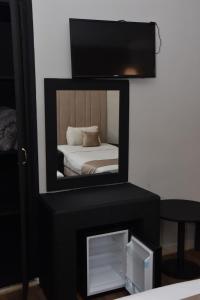 卡萨布兰卡Cadé Hotel的一张镜子,一张镜子在一张床上