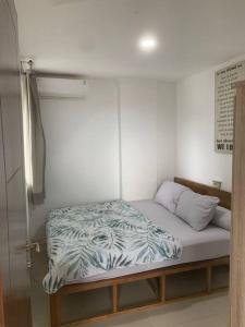 日惹2BR VIVO Apartement by MJP的小型客房内的一张小床,