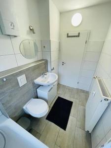 HerscheidFerienwohnung in Herscheid的一间带卫生间和水槽的浴室