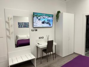 罗马San Saba Street Apartment 48的小房间设有一张桌子和一台墙上的电视