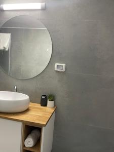 贝特谢安K.suites סוויטות בוטיק的一间带水槽和镜子的浴室