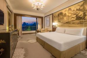 桂林桂林香格里拉（亲子酒店 恒温泳池）的一间卧室设有一张大床和一个大窗户