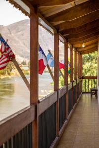 皮萨克查斯卡皮萨卡旅馆的配有美国国旗的门廊,享有河景