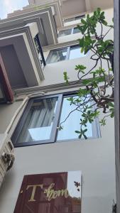 河内T Home Balcony的建筑物一侧的窗户