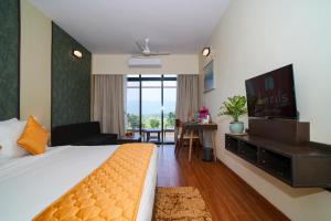 斯里瓦德汉Gaurav Lords Resort的酒店客房,配有床和电视