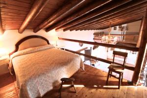 CortelazorFinca Santa Ana - Only Adults的卧室配有一张床和一张桌子及椅子