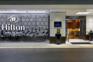 迪拜迪拜希尔顿沃克酒店的一家酒店前方的商店,标有酒店标志