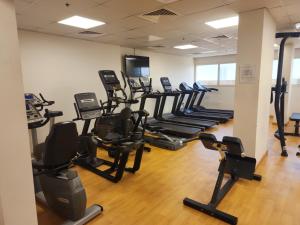 迪拜Elite 6 Sports Residence by Golden Casa的健身房,设有数排跑步机和椭圆机