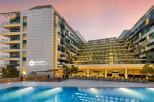 多哈Hyatt Regency Oryx Doha的前方设有游泳池的办公楼