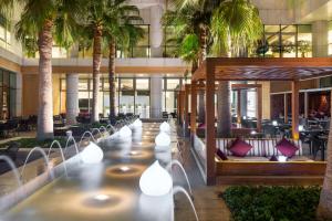 多哈Hyatt Regency Oryx Doha的棕榈树酒店的大堂