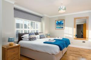 圣安德鲁斯Kilrymont View的一间卧室配有一张带蓝色毯子的床