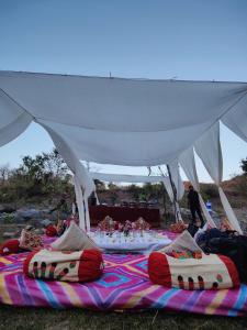 贡珀尔格尔The Jungle Lust的帐篷下毯子上的一组床铺
