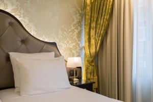 布鲁塞尔斯坦霍普酒店 - 索恩酒店旗下的靠窗的带白色枕头的床