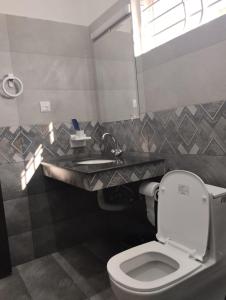 拉瓦尔品第ITL GUESTHOUSE的一间带卫生间和水槽的浴室