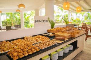 巴亚希贝HM Alma de Bayahibe - Adults Only的面包店提供糕点和面包自助餐