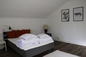 BrograngenBograngen LGH D的一间卧室配有一张带白色毛巾的床
